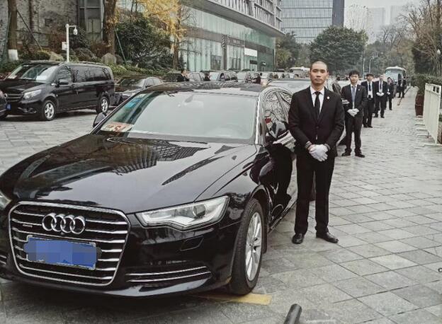 成都商務(wù)代駕租車多少錢？