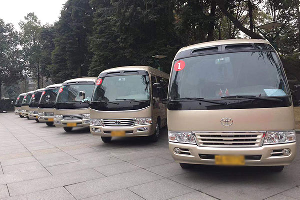 中巴車包車帶司機多少錢一天-包車中巴多少錢一天
